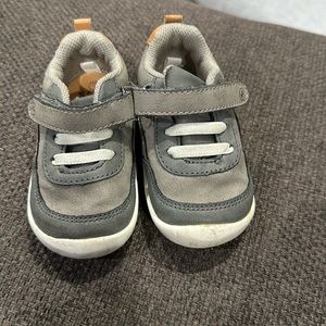 Stride rite 360 wide foot Velcro sneaker. Gently used  grey color size 5